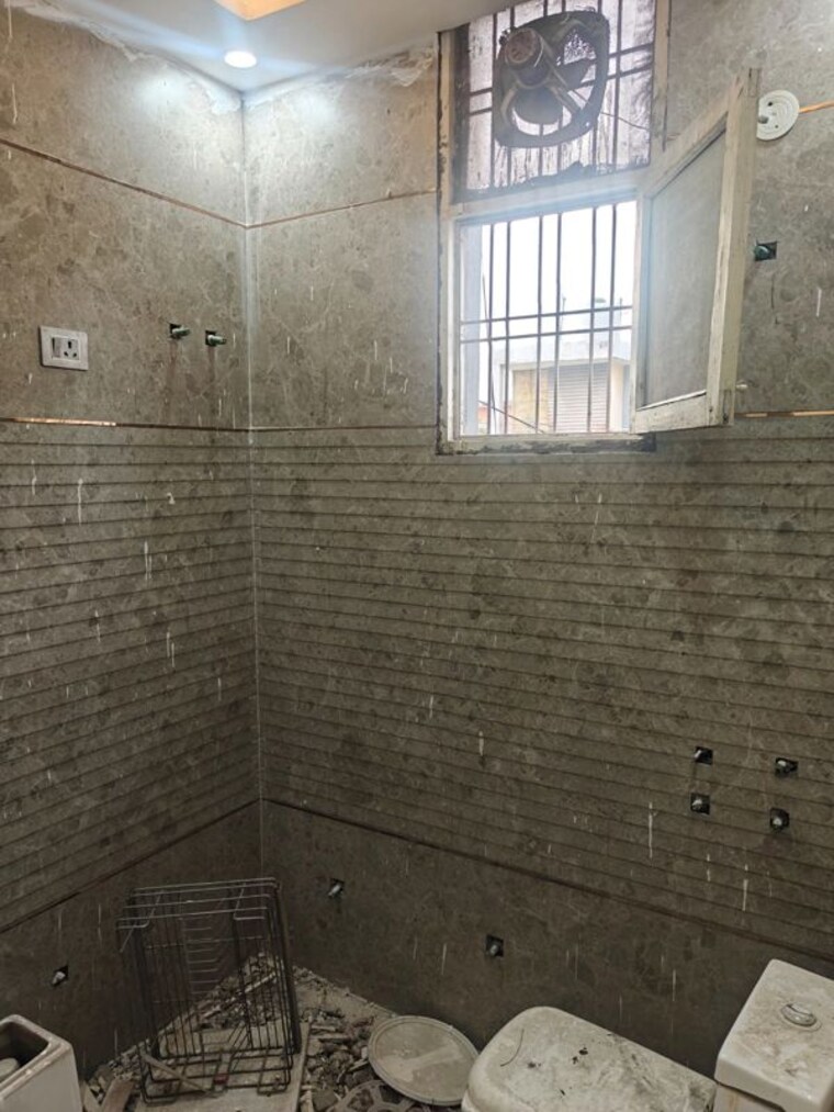 Bathroom, green fields colony 4 Bedroom 354 Sq.Yd. Builder Floor In Green Fields Colony Faridabad 10396983