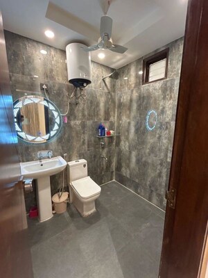 Team Area in 5 BHK Builder Floor at Green Fields Colony – for Rent