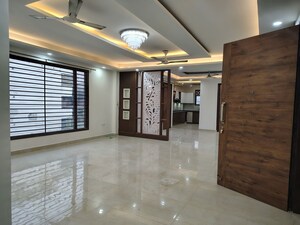 Room in 3 BHK Builder Floor at Green Fields Colony – for Rent