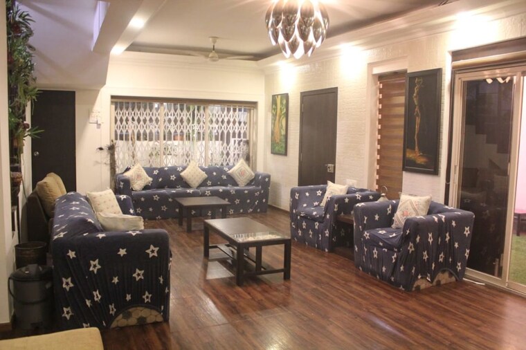 Living Room, golden-beach-society 5 Bedroom 6000 Sq.Ft. Villa In Juhu Mumbai 10397047