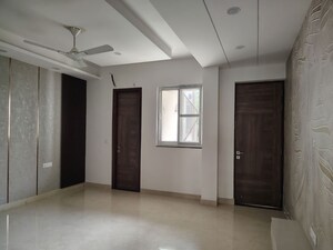 Room in 4 BHK Builder Floor at Green Fields Colony – for Rent