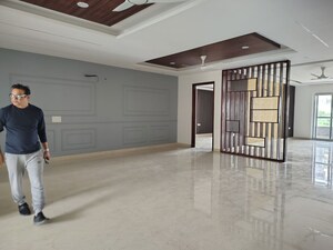 Room in 4 BHK Builder Floor at Green Fields Colony – for Rent