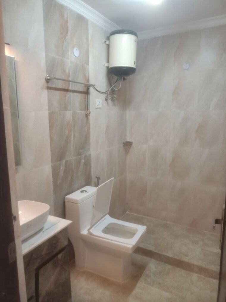 Bathroom, vasant kunj enclave 2 Bedroom 90 Sq.Yd. Builder Floor In Vasant Kunj Enclave Delhi 10397101