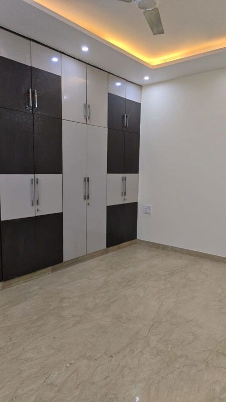 Room, rohini sector 18 3 Bedroom 2200 Sq.Ft. Builder Floor In Rohini Sector 18 Delhi 10397160
