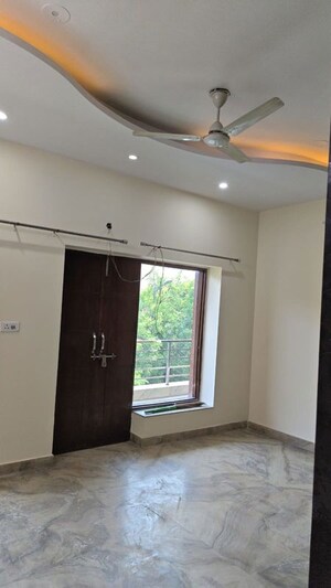 Room in 3 BHK Builder Floor at Rohini Sector 18 – for Rent