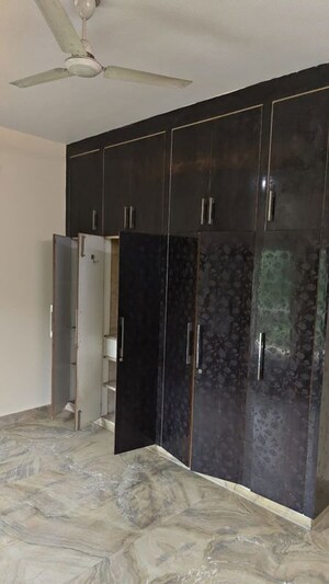 Furnished Amenities in 3 BHK Builder Floor at Rohini Sector 18 – for Rent