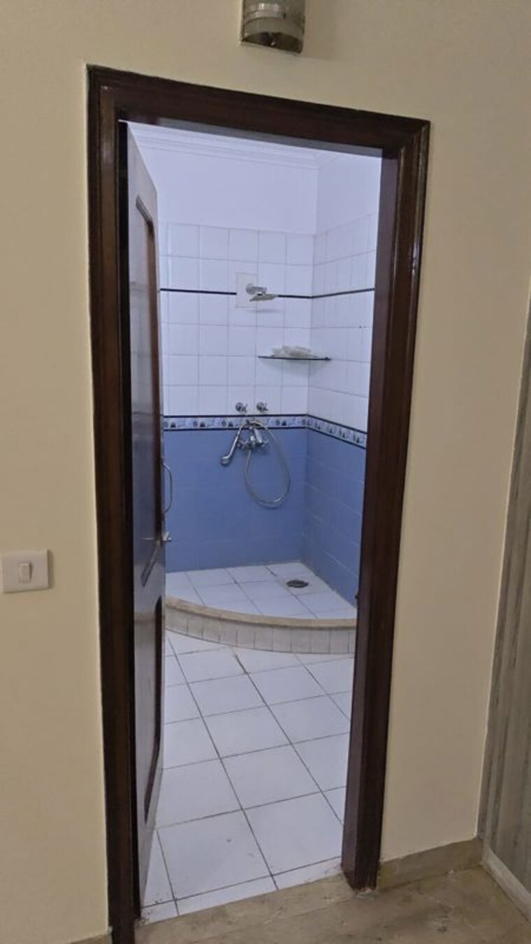 Bathroom, rohini sector 18 3 Bedroom 2200 Sq.Ft. Builder Floor In Rohini Sector 18 Delhi 10397160