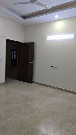 Room in 3 BHK Builder Floor at Rohini Sector 18 – for Rent