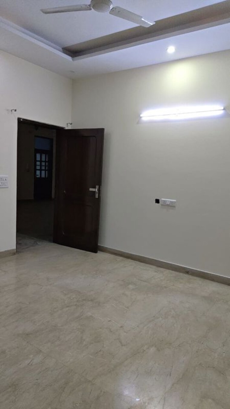 Room, rohini sector 18 3 Bedroom 2200 Sq.Ft. Builder Floor In Rohini Sector 18 Delhi 10397160