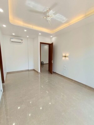 Room in 4 BHK Builder Floor at Greater Kailash ii – for Rent