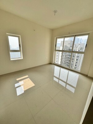 Room in 2 BHK Apartment at Lodha Amara, Kolshet Road – for Sale