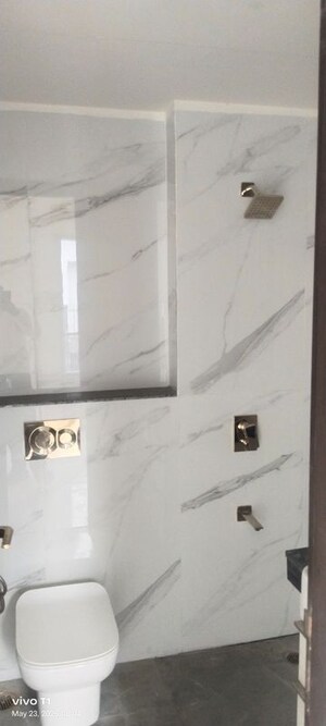 Bathroom in 3.5 BHK Builder Floor at Smart World Orchard, Sector 61 – for Rent