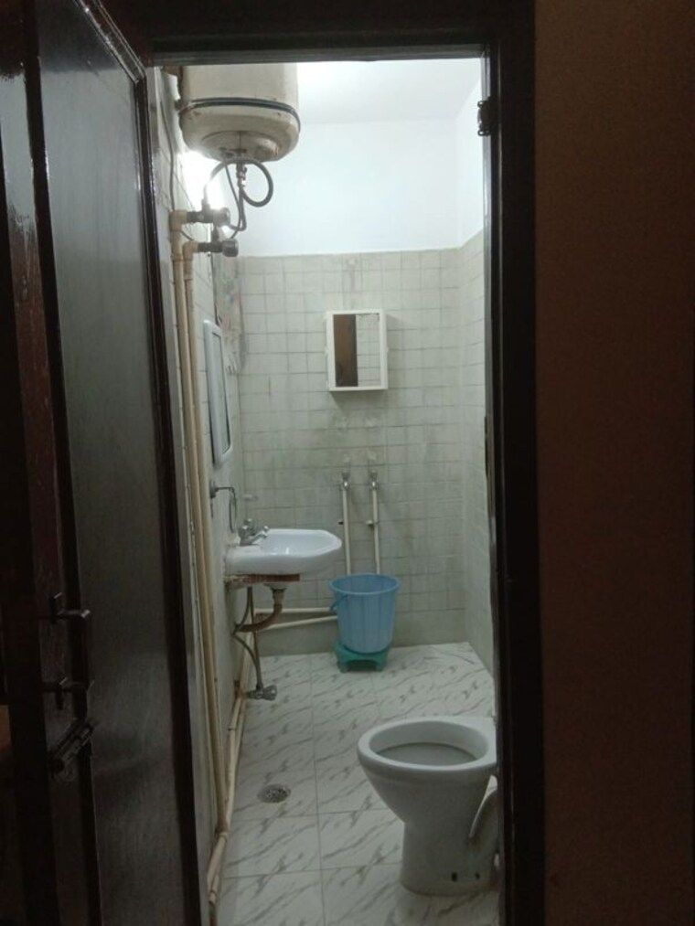 Bathroom, sector 30 2 Bedroom 160 Sq.Yd. Builder Floor In Sector 30 Gurgaon 10397311