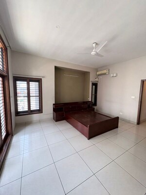 Room in 3 BHK Apartment at Indiranagar – for Rent