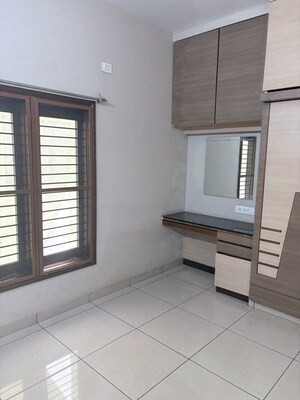 Room in 3 BHK Apartment at Indiranagar – for Rent