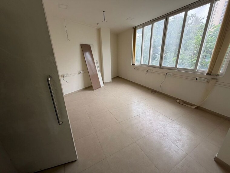 Room, puranik-grand-central Commercial Showroom 4000 Sq.Ft. In Vartak Nagar Thane 10397231