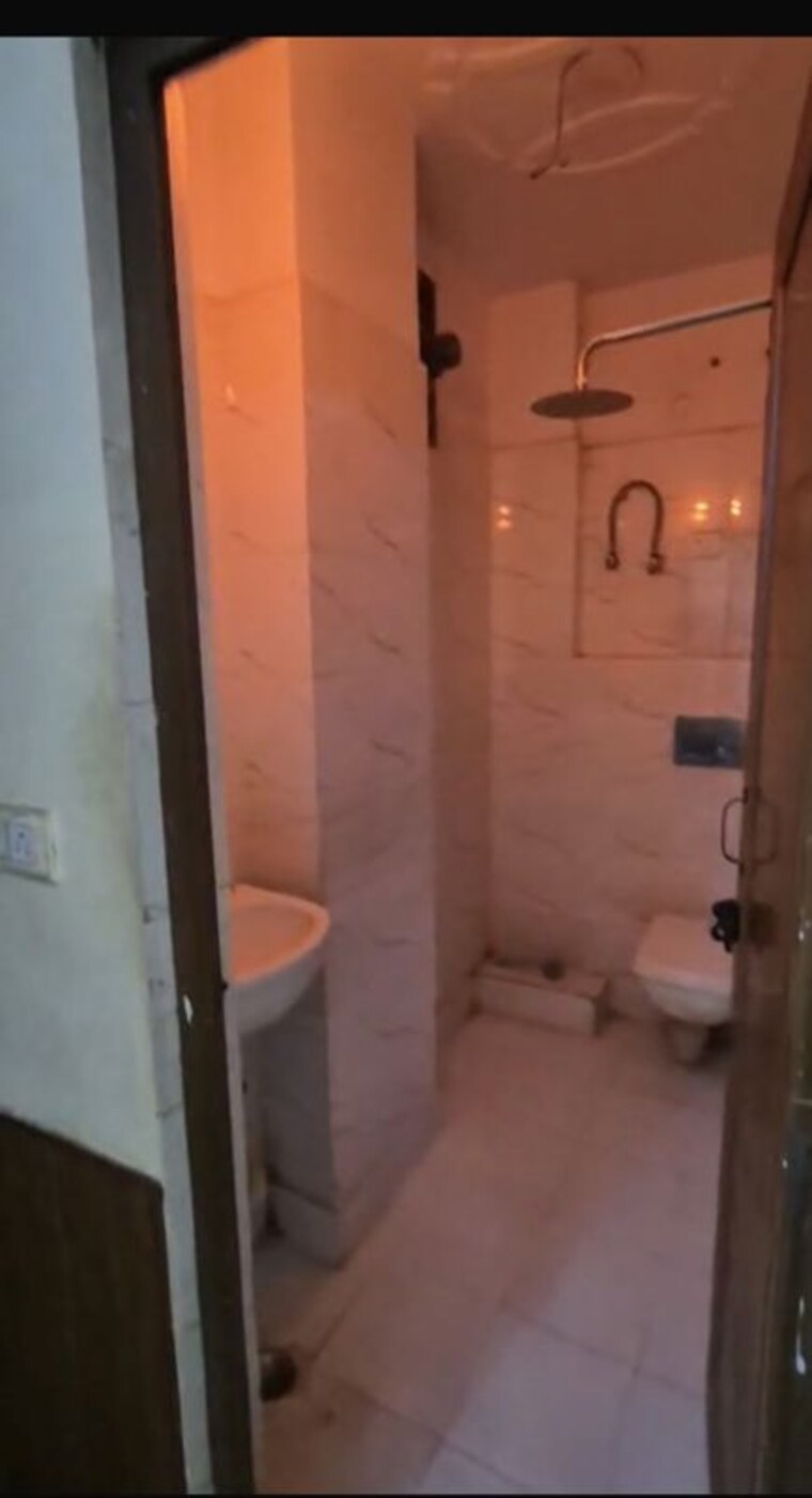 Bathroom, bharat vihar 2 Bedroom 60 Sq.Yd. Builder Floor In Bharat Vihar Delhi 10397329