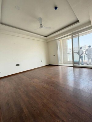 Room in 3 BHK Apartment at DLF Exclusive Floors, Sector 53 – for Sale