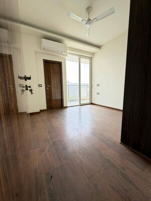 Room in 3 BHK Apartment at DLF Exclusive Floors, Sector 53 – for Sale