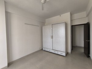 Room in 3 BHK Apartment at Indiabulls Centrum Park, Sector 103 – for Sale