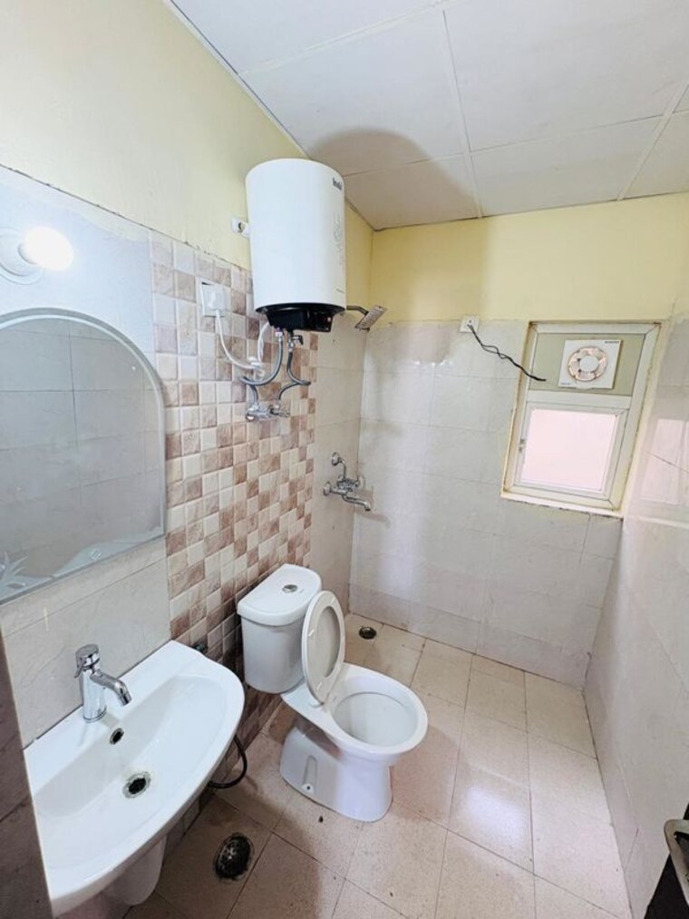 Bathroom, amrapali-silicon-city 3 Bedroom 1180 Sq.Ft. Apartment In Sector 76 Noida 10397581