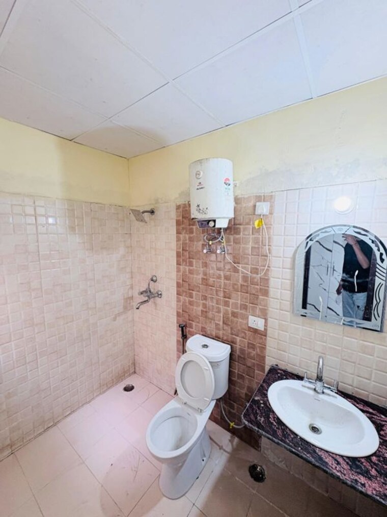 Bathroom, amrapali-silicon-city 3 Bedroom 1180 Sq.Ft. Apartment In Sector 76 Noida 10397581