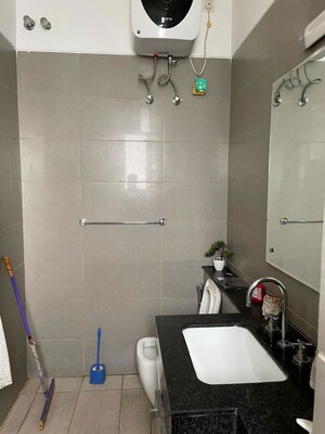 Bathroom in 2.5 BHK Builder Floor at Smart World Orchard, Sector 61 – for Rent
