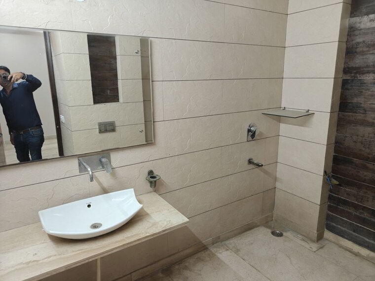 Bathroom, model town phase 2 4 Bedroom 2350 Sq.Ft. Builder Floor In Model Town Phase 2 Delhi 10397621