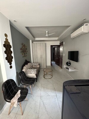 Team Area in 2.5 BHK Builder Floor at Smart World Orchard, Sector 61 – for Rent