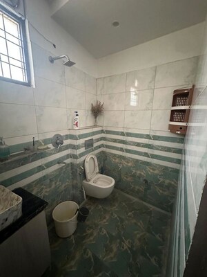 Bathroom in 2.5 BHK Builder Floor at Smart World Orchard, Sector 61 – for Rent