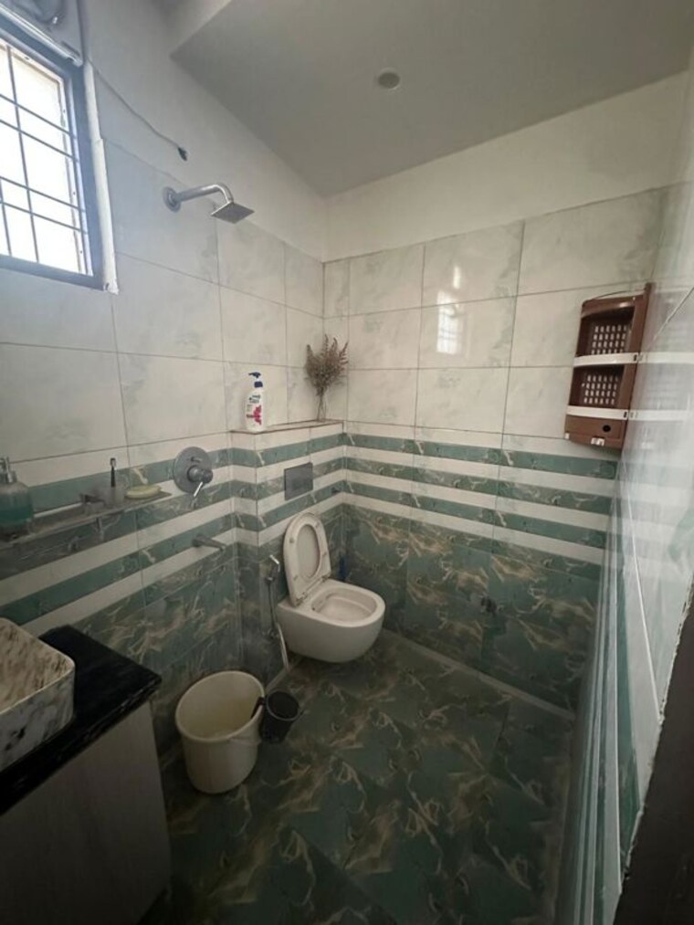 Bathroom, smart-world-orchard 2.5 Bedroom 1200 Sq.Ft. Builder Floor In Sector 61 Gurgaon 10397636