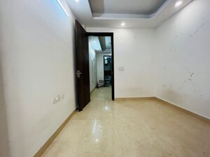 Room in 4 BHK Builder Floor at Green Fields Colony – for Rent