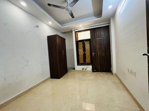 Room in 4 BHK Builder Floor at Green Fields Colony – for Rent