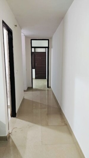 Building Lobby in 4 BHK Builder Floor at Green Fields Colony – for Rent