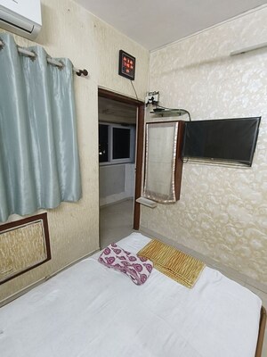 Bedroom in 2 BHK Apartment at Chanchal Kalyan Complex, Yari Road – for Rent