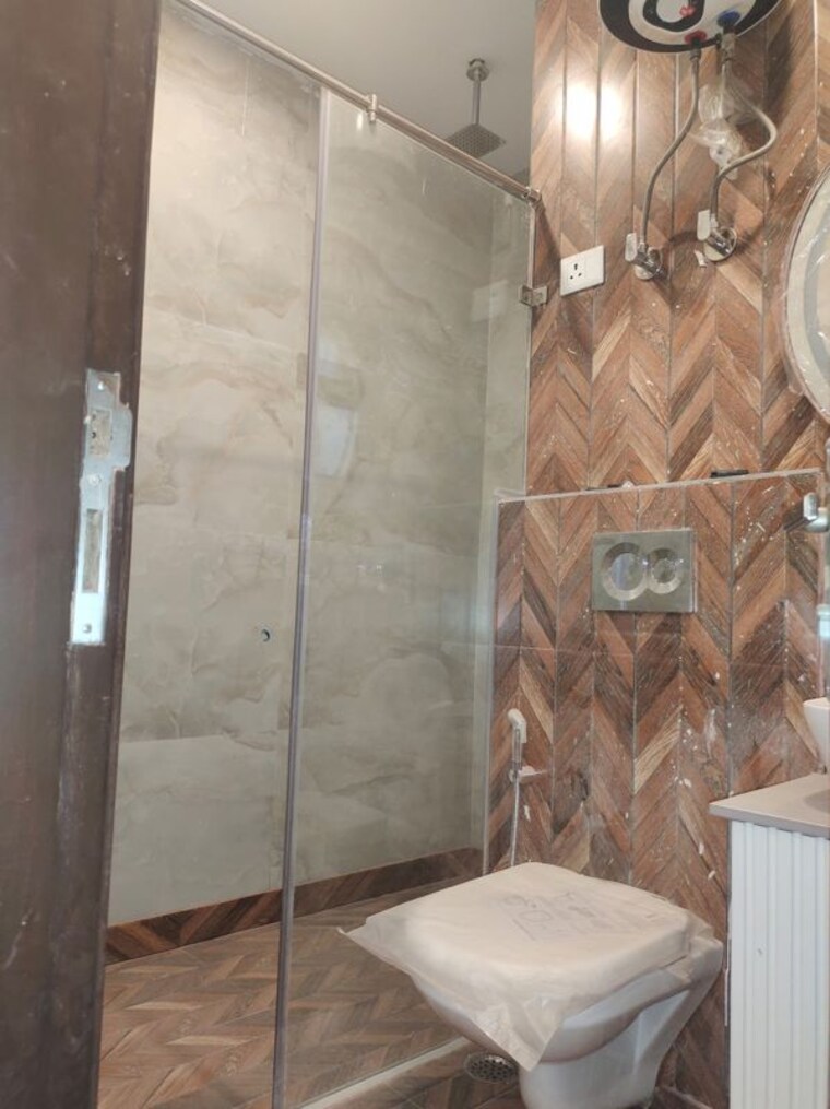 Bathroom, east of kailash 3 Bedroom 1800 Sq.Ft. Builder Floor In East Of Kailash Delhi 10397698