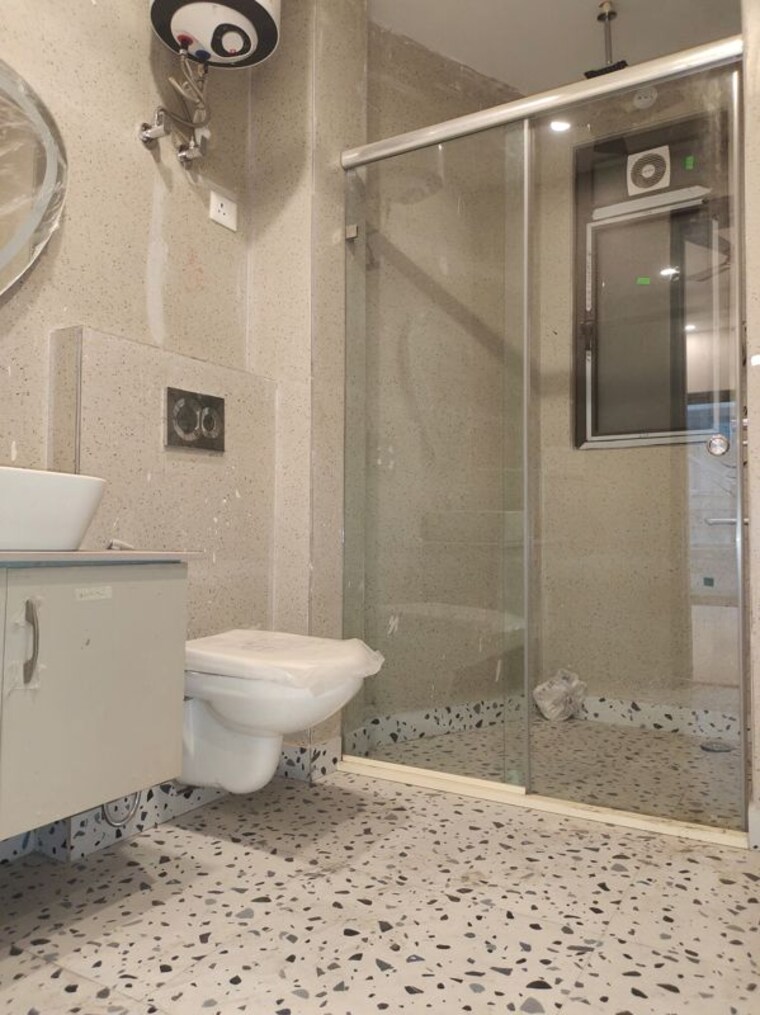 Bathroom, east of kailash 3 Bedroom 1800 Sq.Ft. Builder Floor In East Of Kailash Delhi 10397698
