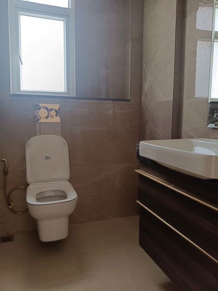 Bathroom, smart-world-orchard 2.5 Bedroom 1184 Sq.Ft. Apartment In Sector 61 Gurgaon 10397711