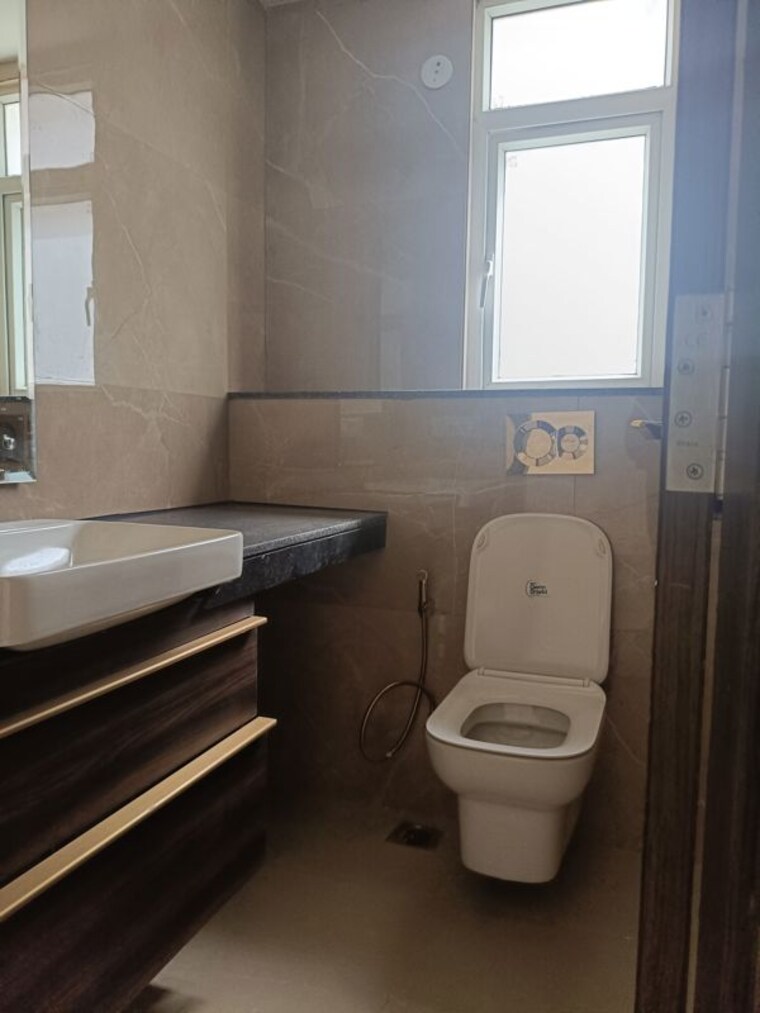 Bathroom, smart-world-orchard 2.5 Bedroom 1184 Sq.Ft. Apartment In Sector 61 Gurgaon 10397711