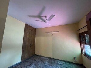  Shop For Rent in Alaknanda Shopping Complex, Sector 28