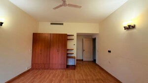 Room in 4 BHK Apartment at Central Park I, Sector 42 – for Sale