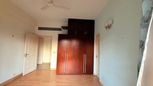 Room in 4 BHK Apartment at Central Park I, Sector 42 – for Sale