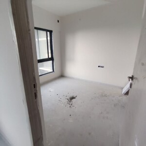 Room in 2 BHK Apartment at Paradigm Antalya, Oshiwara – for Rent