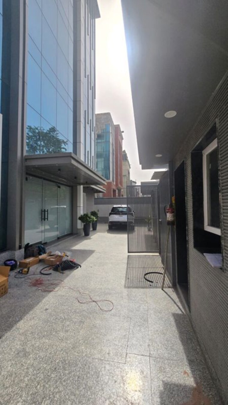  Parking, sector 62 Commercial Office Space 5500 Sq.Ft. In Sector 62 Noida 10397854