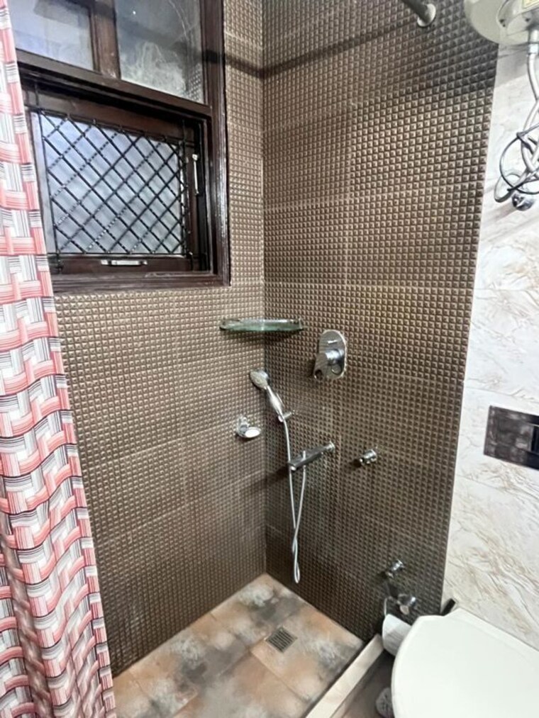 Bathroom, east of kailash 3 Bedroom 1800 Sq.Ft. Builder Floor In East Of Kailash Delhi 10397894