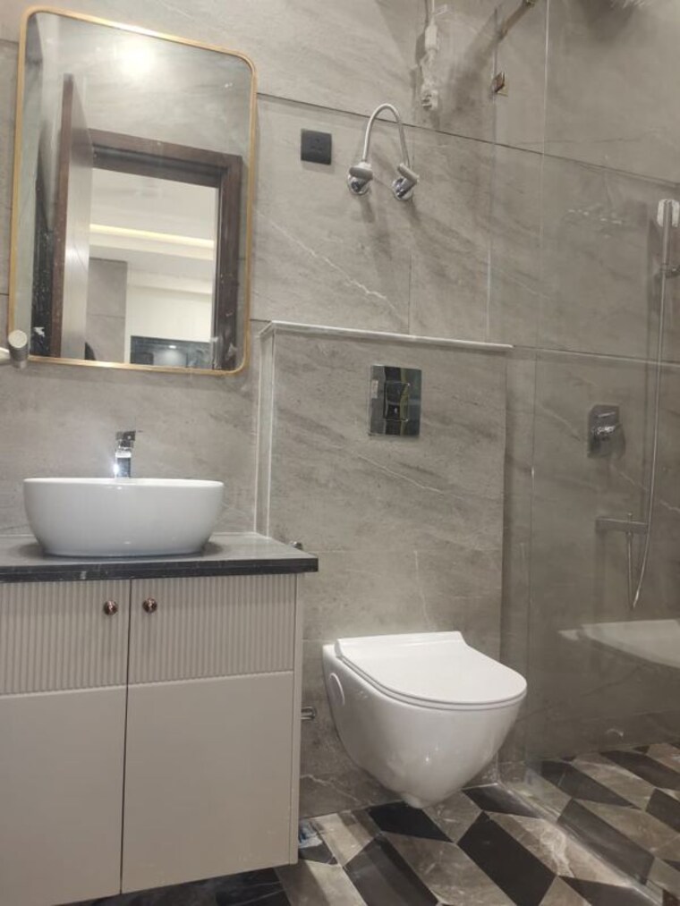 Bathroom, east of kailash 3 Bedroom 1600 Sq.Ft. Builder Floor In East Of Kailash Delhi 10397909