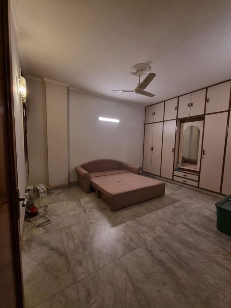 Room, greater kailash ii 3 Bedroom 325 Sq.Yd. Builder Floor In Greater Kailash ii Delhi 10398016