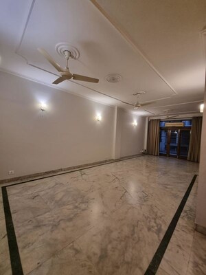 Room in 3 BHK Builder Floor at Greater Kailash ii – for Rent