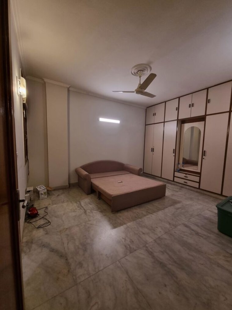 Room, greater kailash ii 3 Bedroom 325 Sq.Yd. Builder Floor In Greater Kailash ii Delhi 10398016
