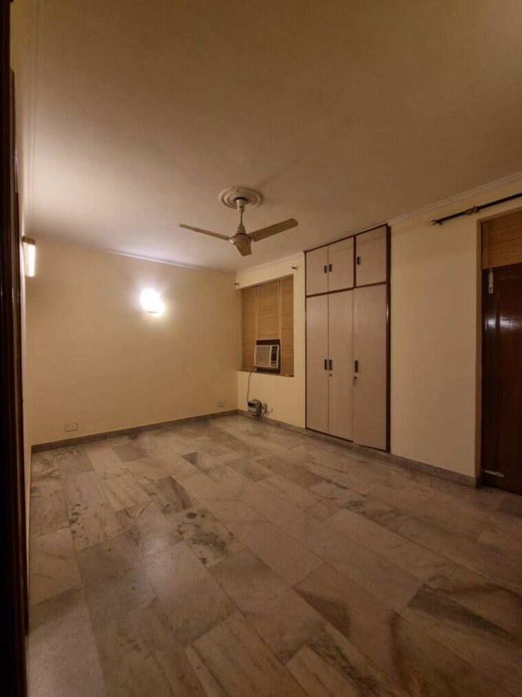 Room, greater kailash ii 3 Bedroom 325 Sq.Yd. Builder Floor In Greater Kailash ii Delhi 10398016